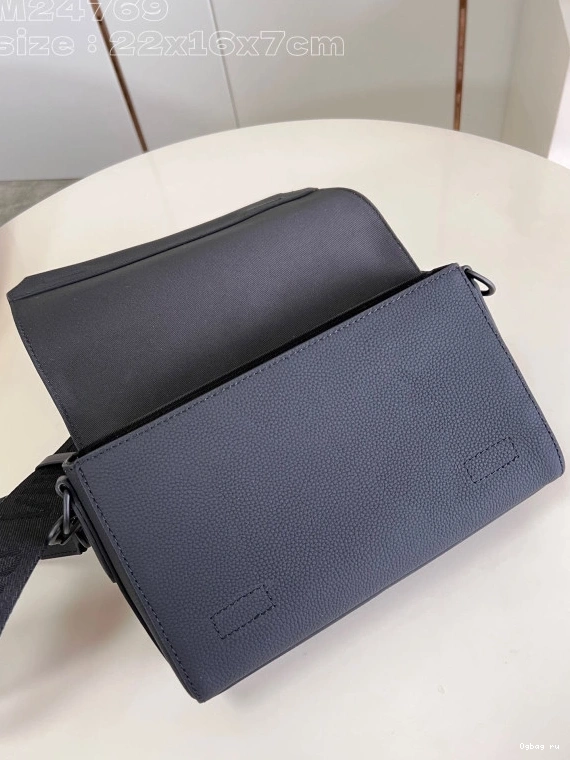 LOUIS PM-22*16.5*7CM VUITTON Messenger Takeoff 0719